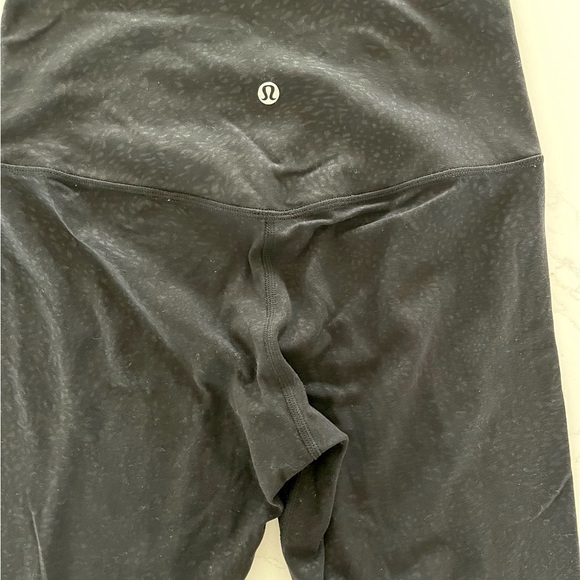 Lululemon Align 25” Size 6. Black embossed. - Picture 4 of 5